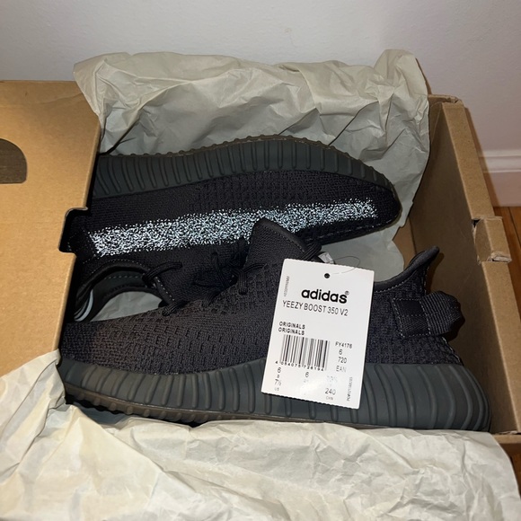 Yeezy Boost 350 V2 ‘Cinder’ ❤️‍🔥

Size - 7.5 Womans / 6.5 mens / 39.5 Euro - Picture 3 of 8